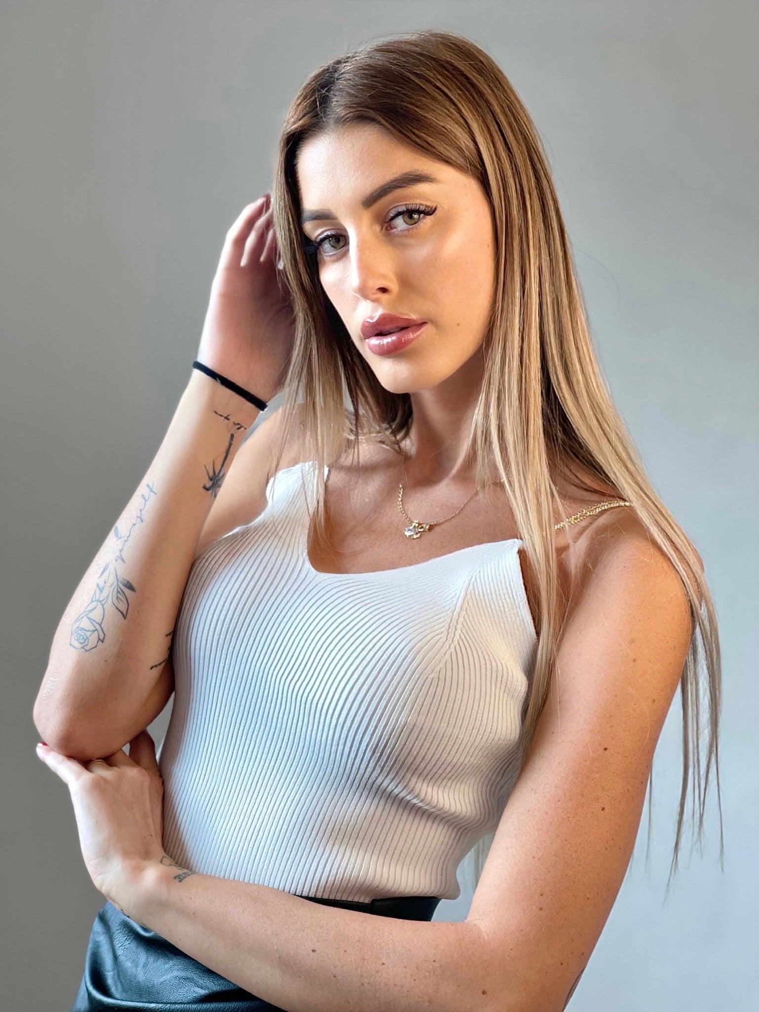 Top a costine bianco spalline oro