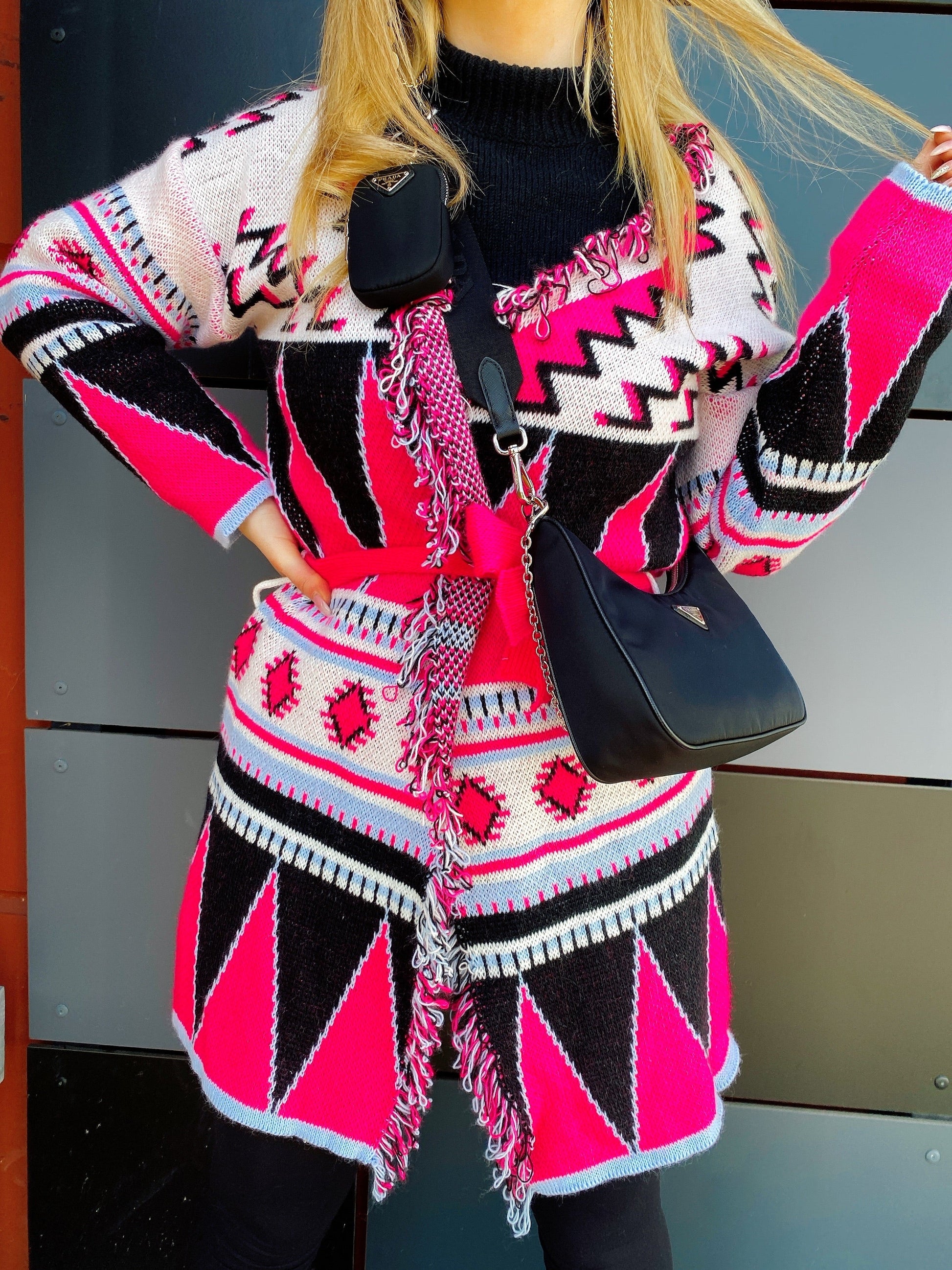 Cardigan fuxia con frange e cinta