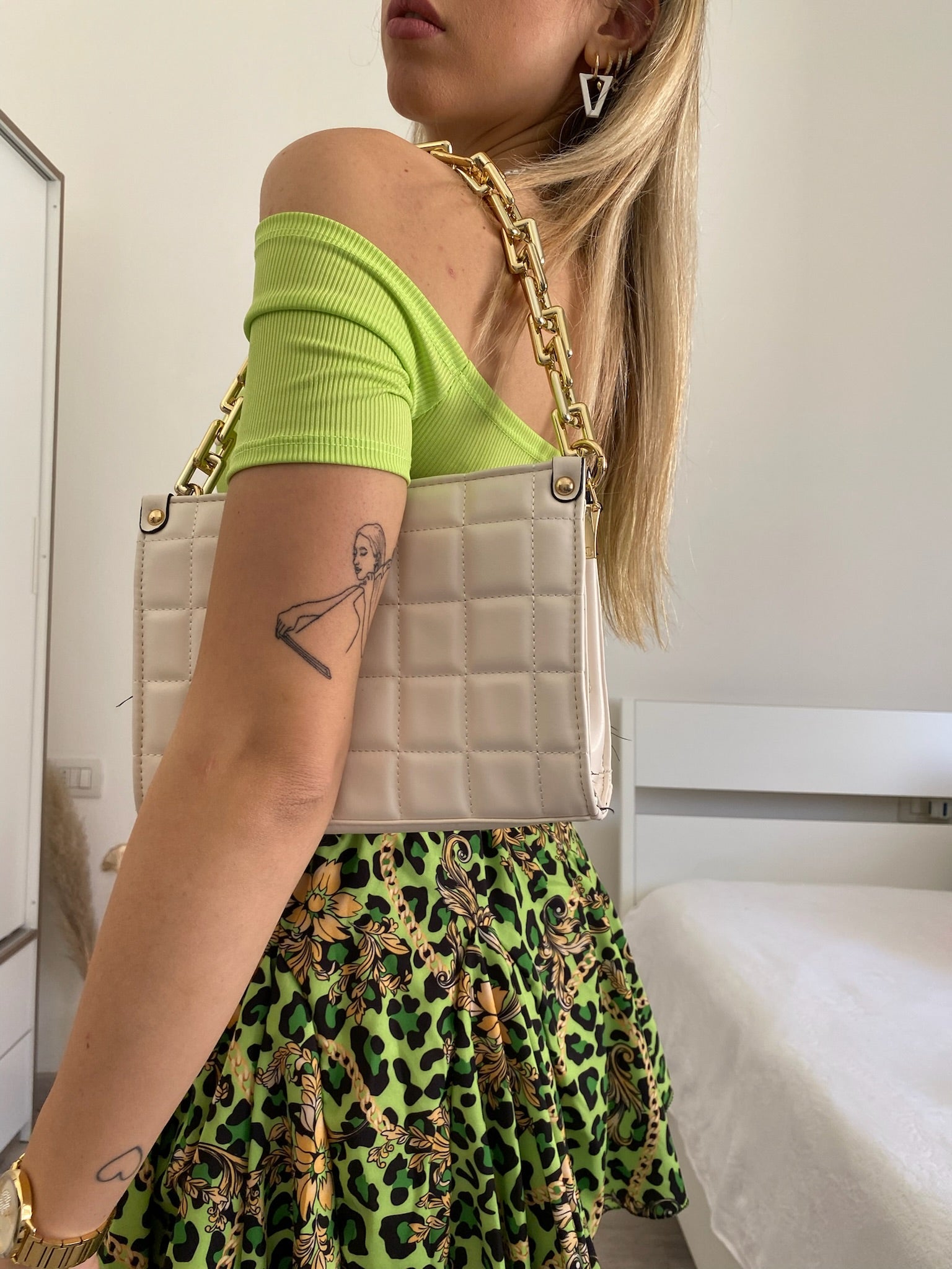 Top lime scollo a barchetta e fiocco