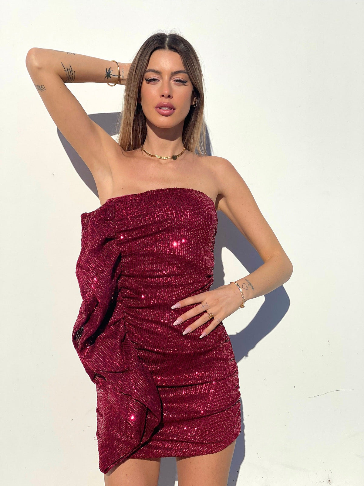 Abito Bordeaux con paillettes e maxi Rouches