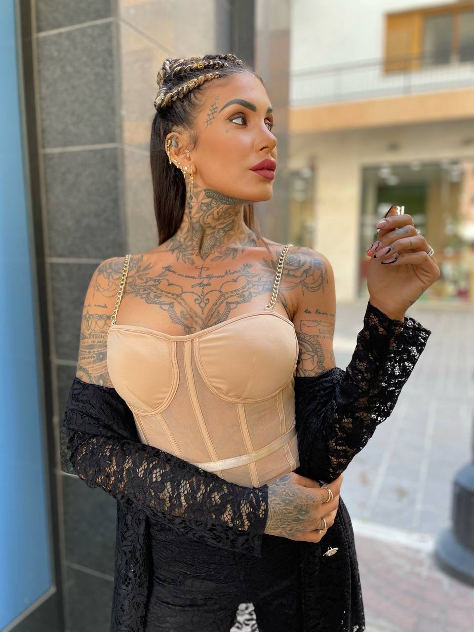 Body con trasparenze e catena nude