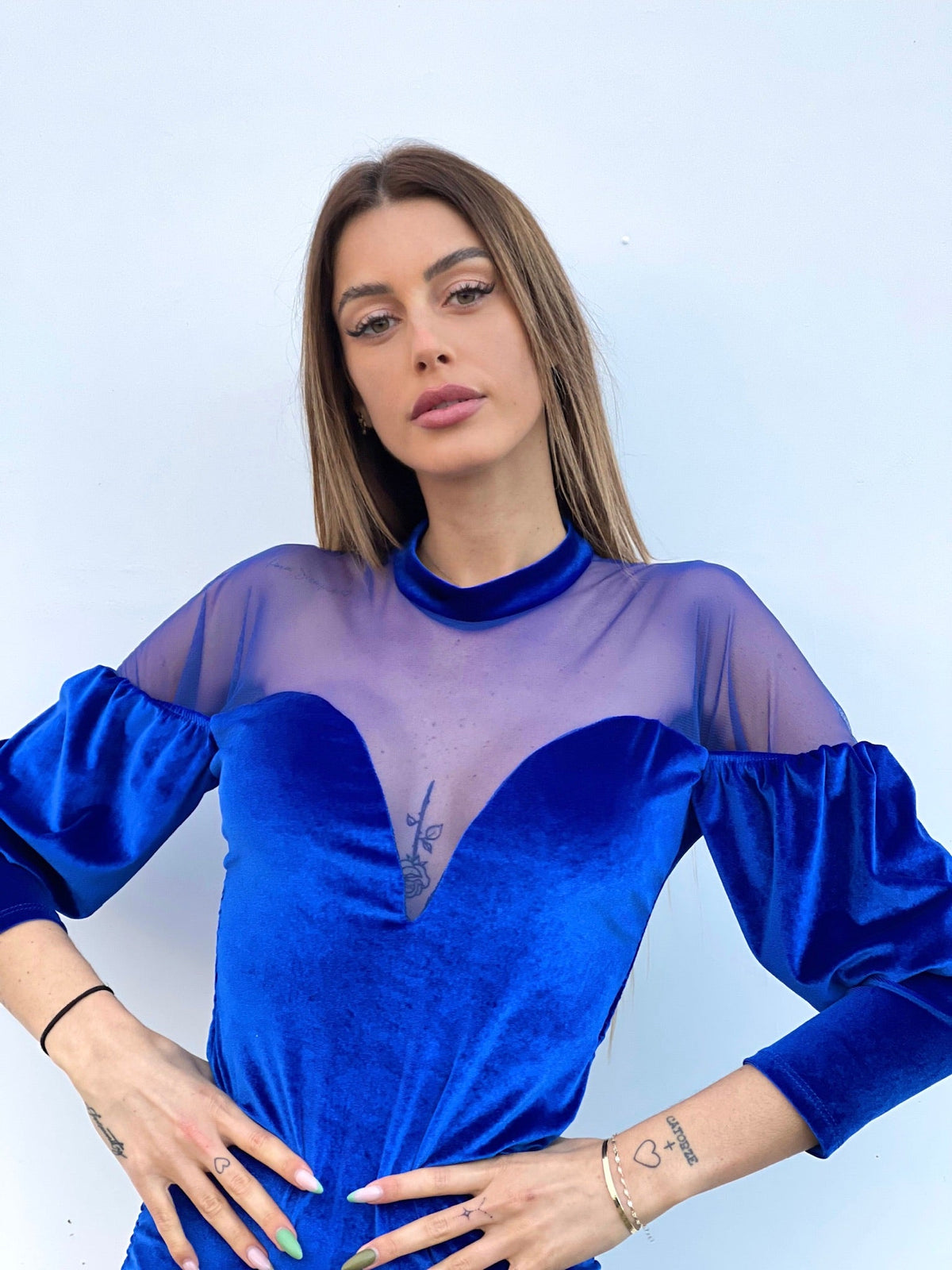 Abito in velluto blu con maniche velate