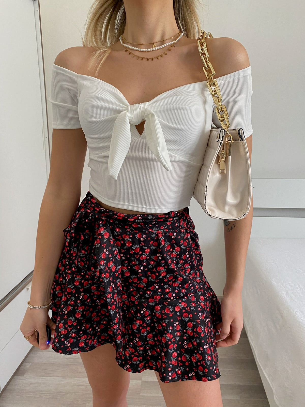Top bianco scollo a barchetta e fiocco