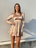 Abito in raso beige  con schiena aperta