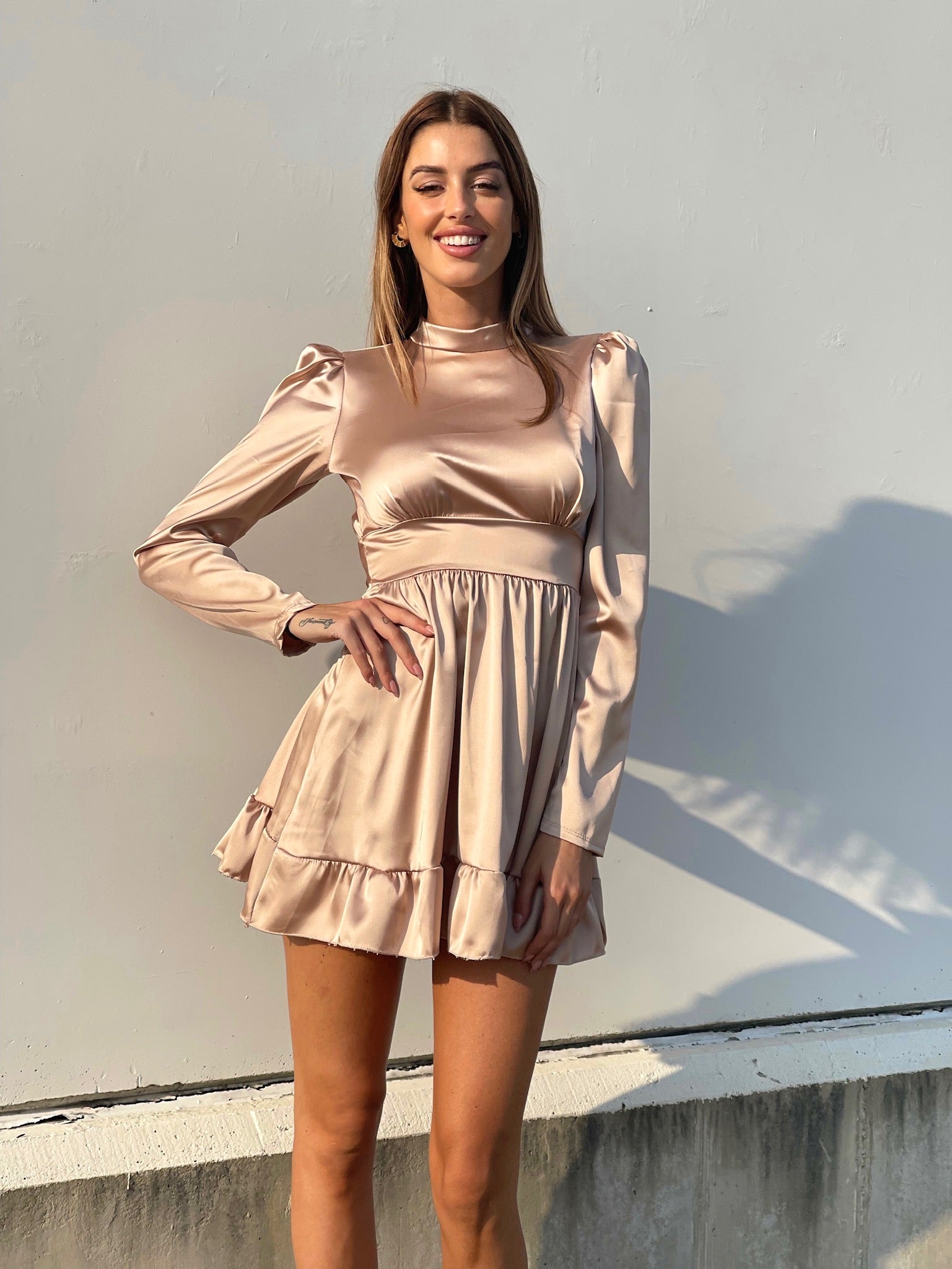 Abito in raso beige  con schiena aperta