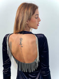 Abito in velluto con schiena aperta e strass