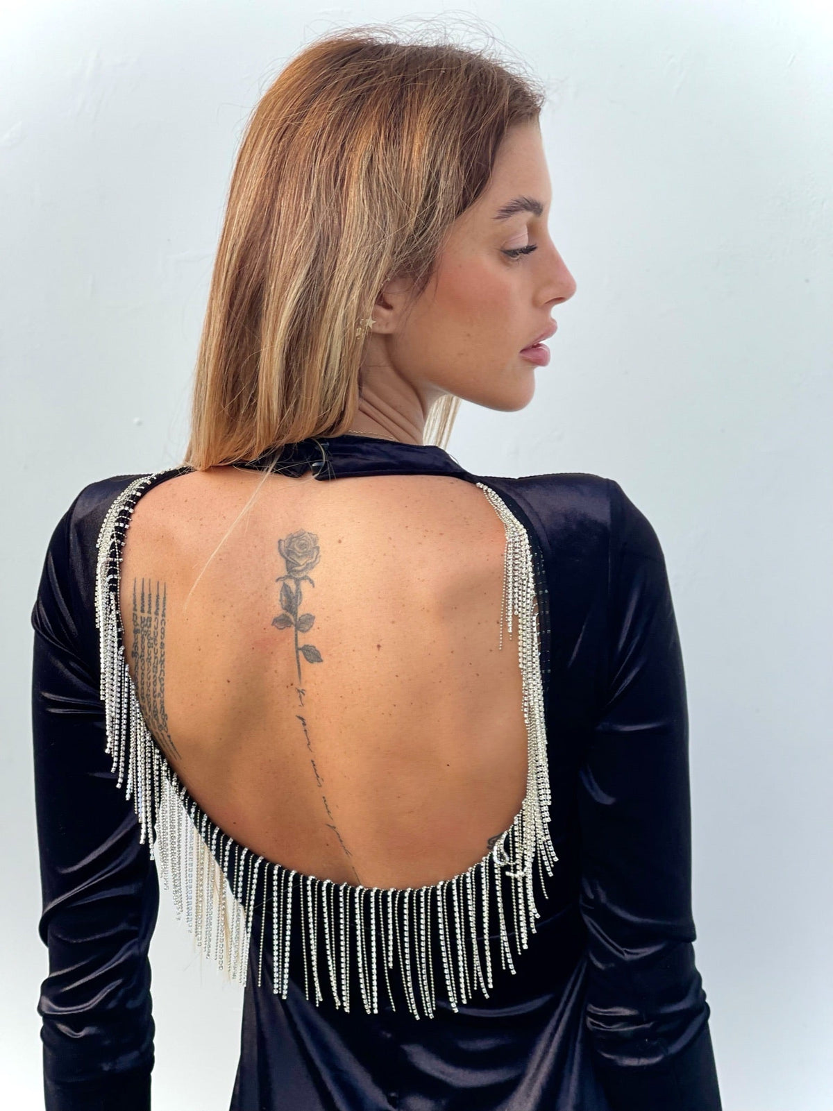 Abito in velluto con schiena aperta e strass