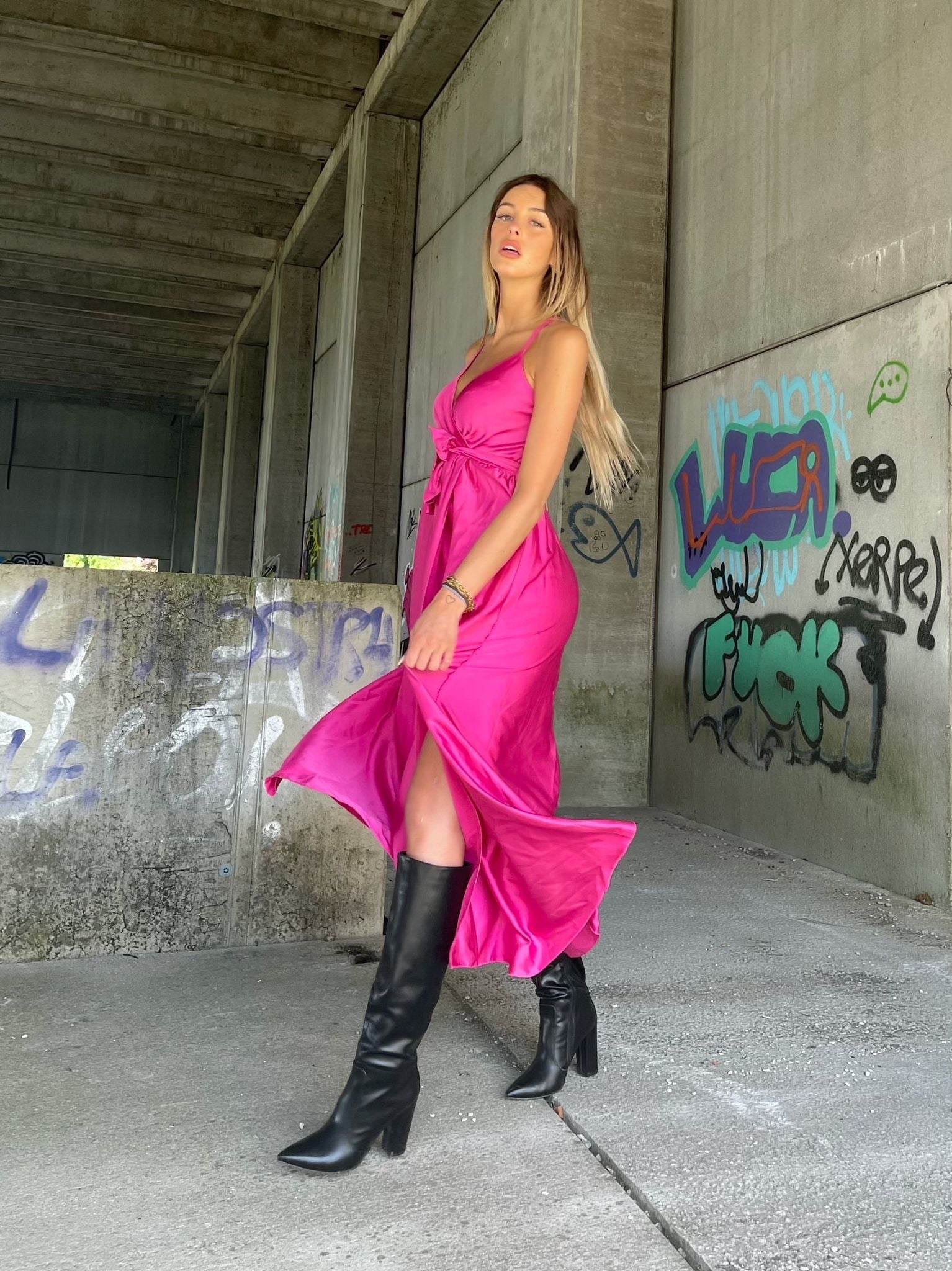 Abito in raso con maxi spacco peonia