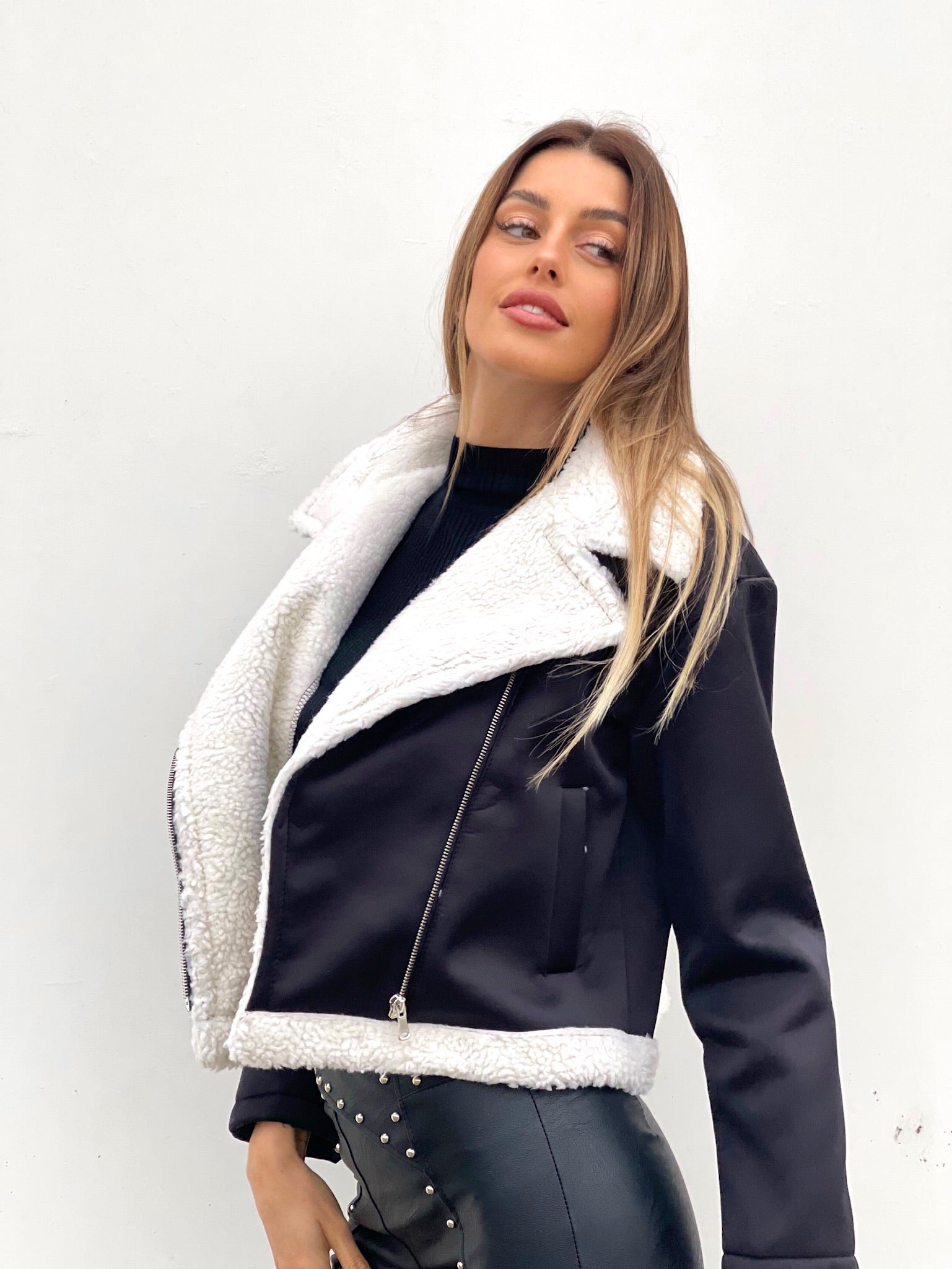 Montone nero con pelo bianco