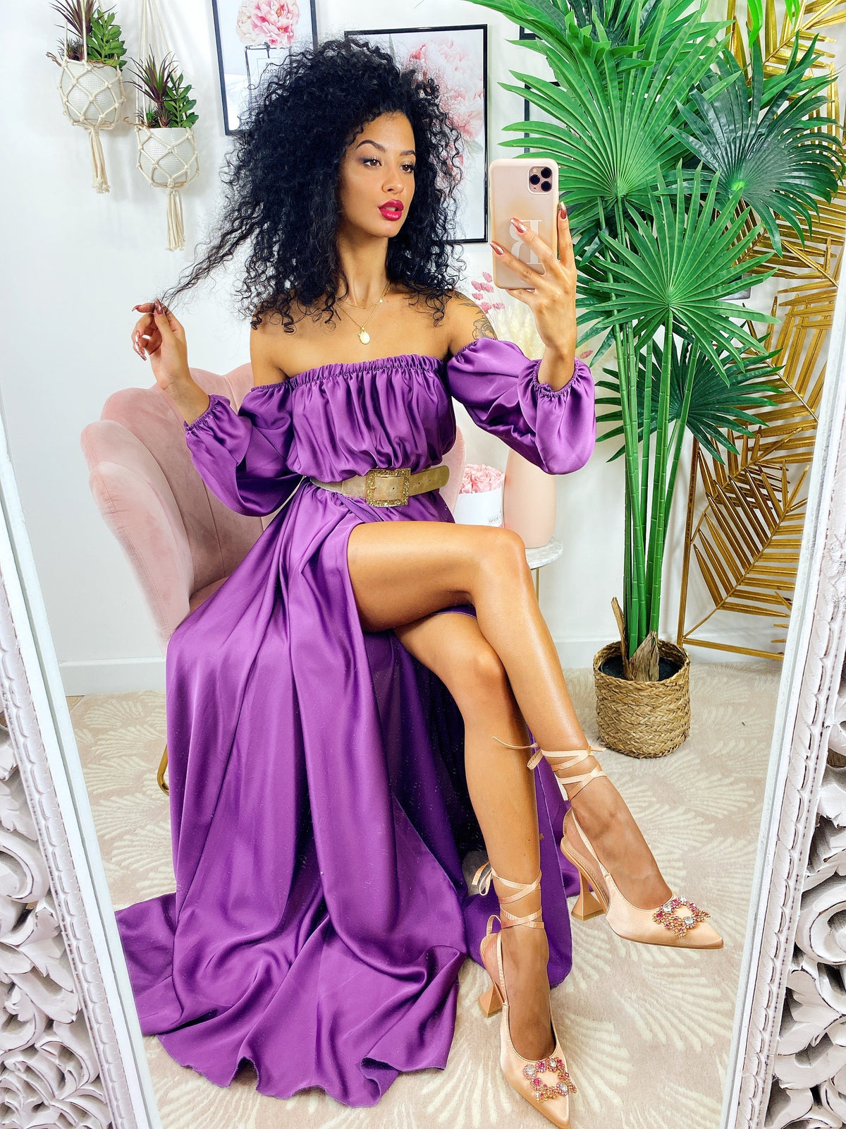 Abito scollo a barchetta in raso con maxi spacco purple