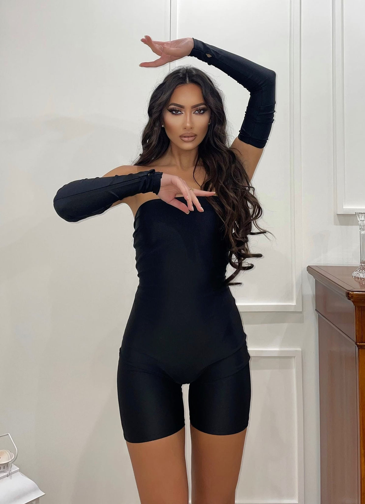 Tutina nera con manicotti