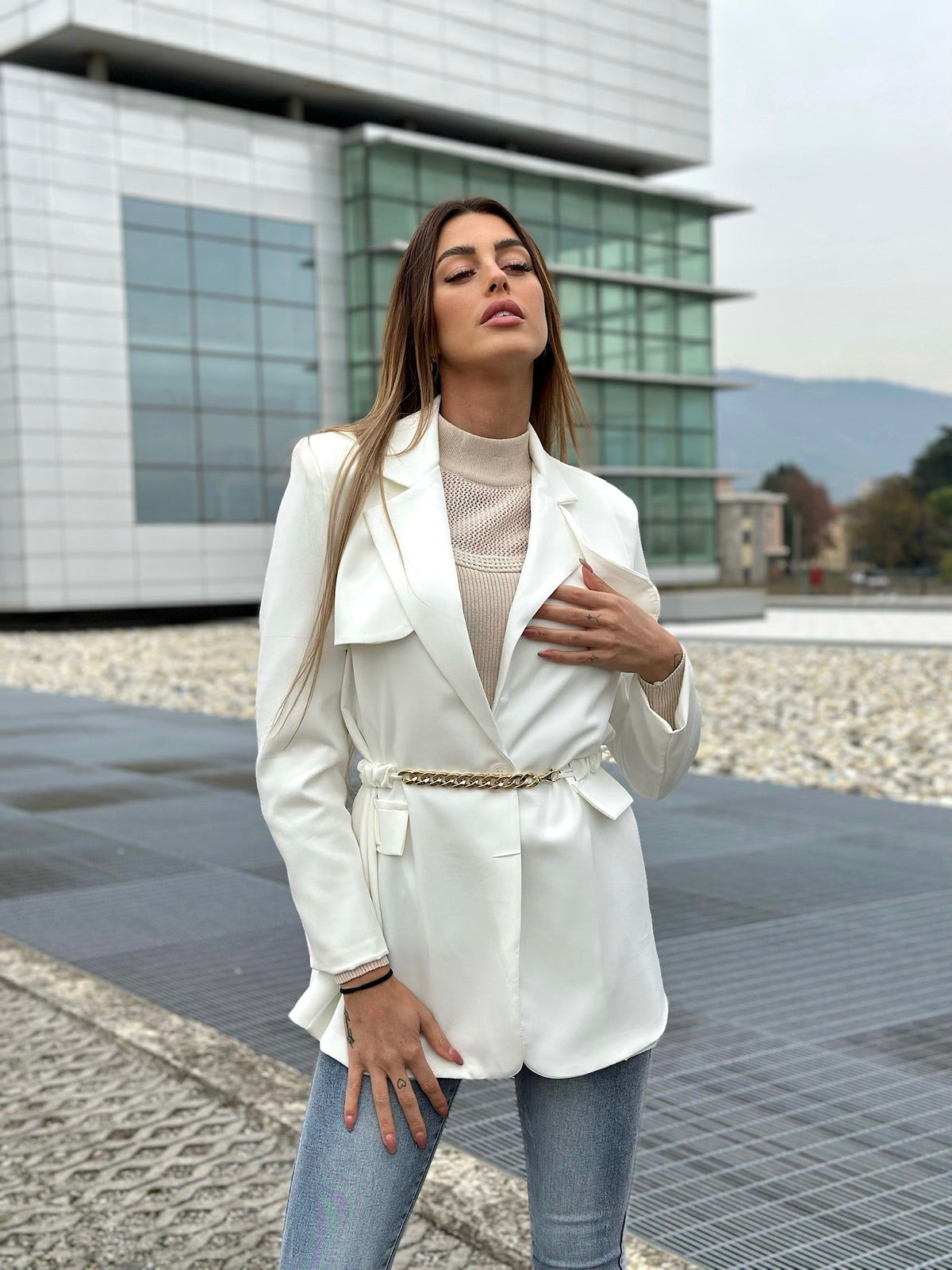 Blazer bianco con cintura