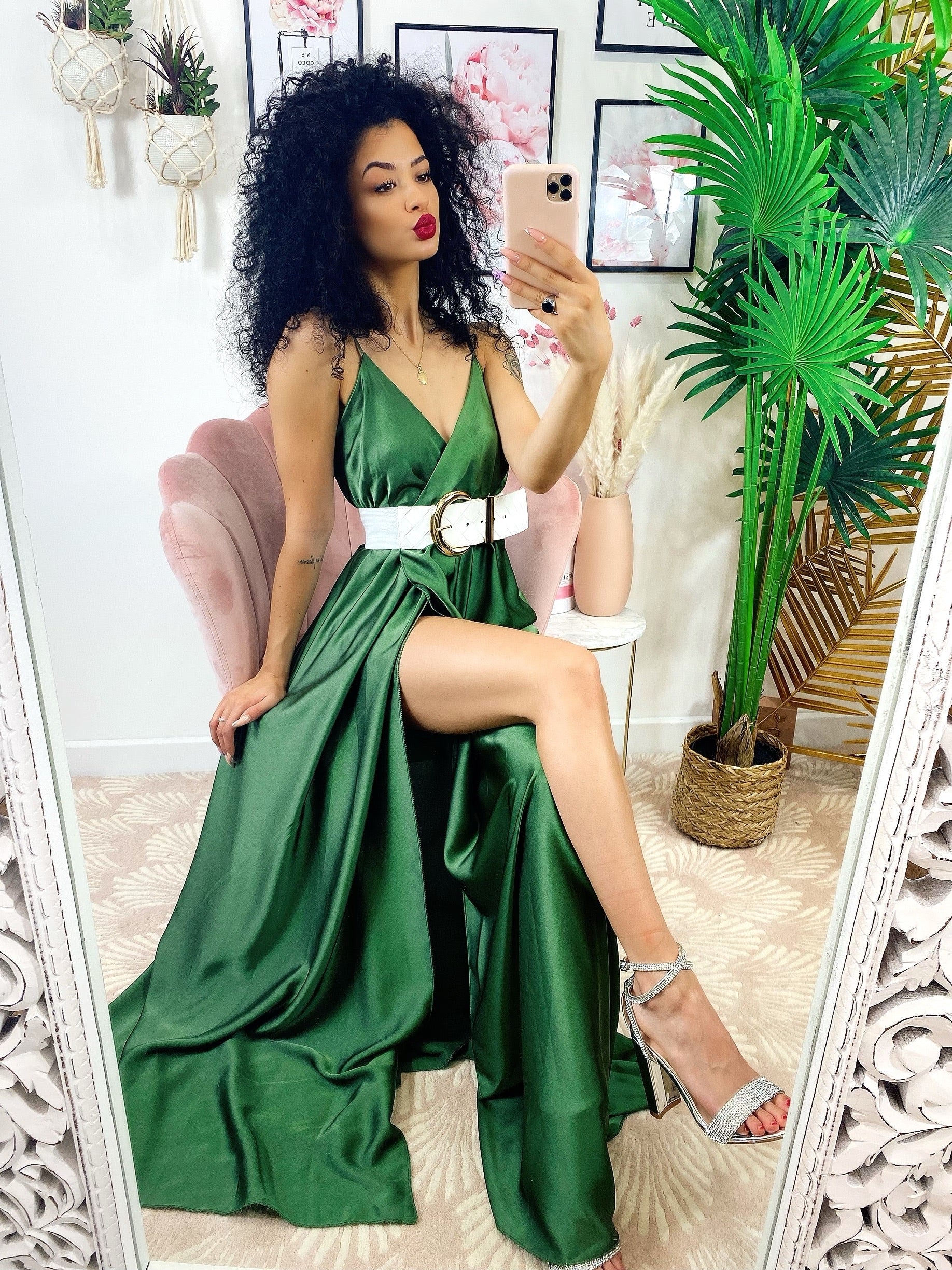 Abito in raso con maxi spacco verde