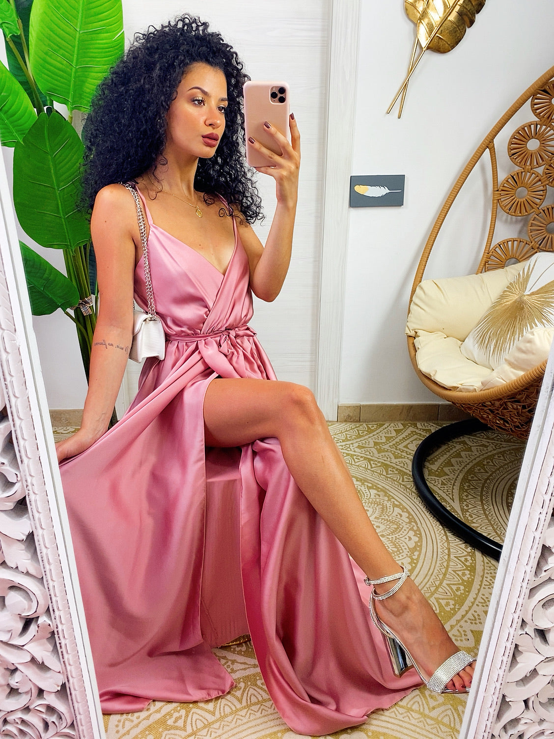 Abito in raso con maxi spacco rosa