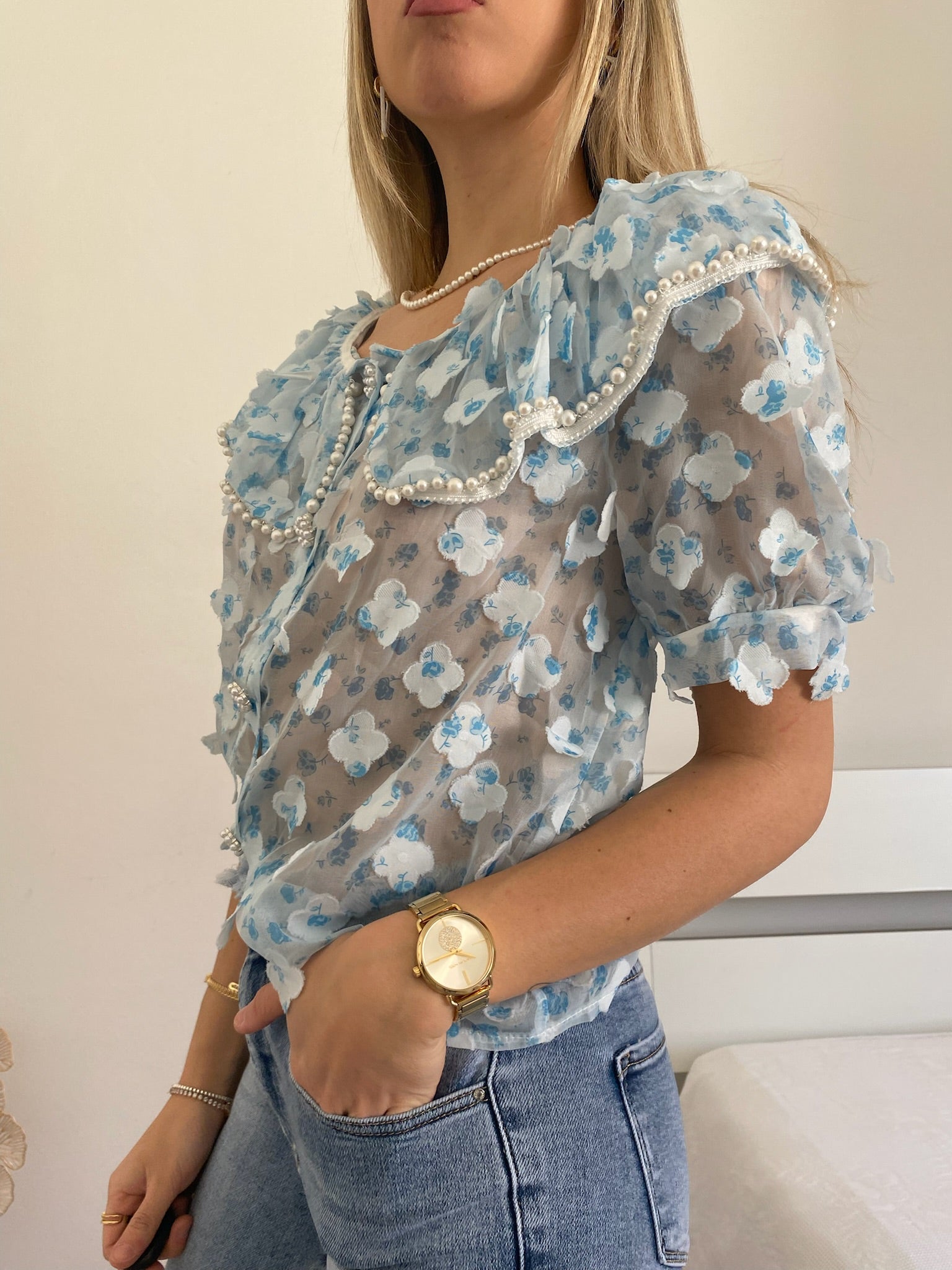 Camicia celeste a manica corta con fiori