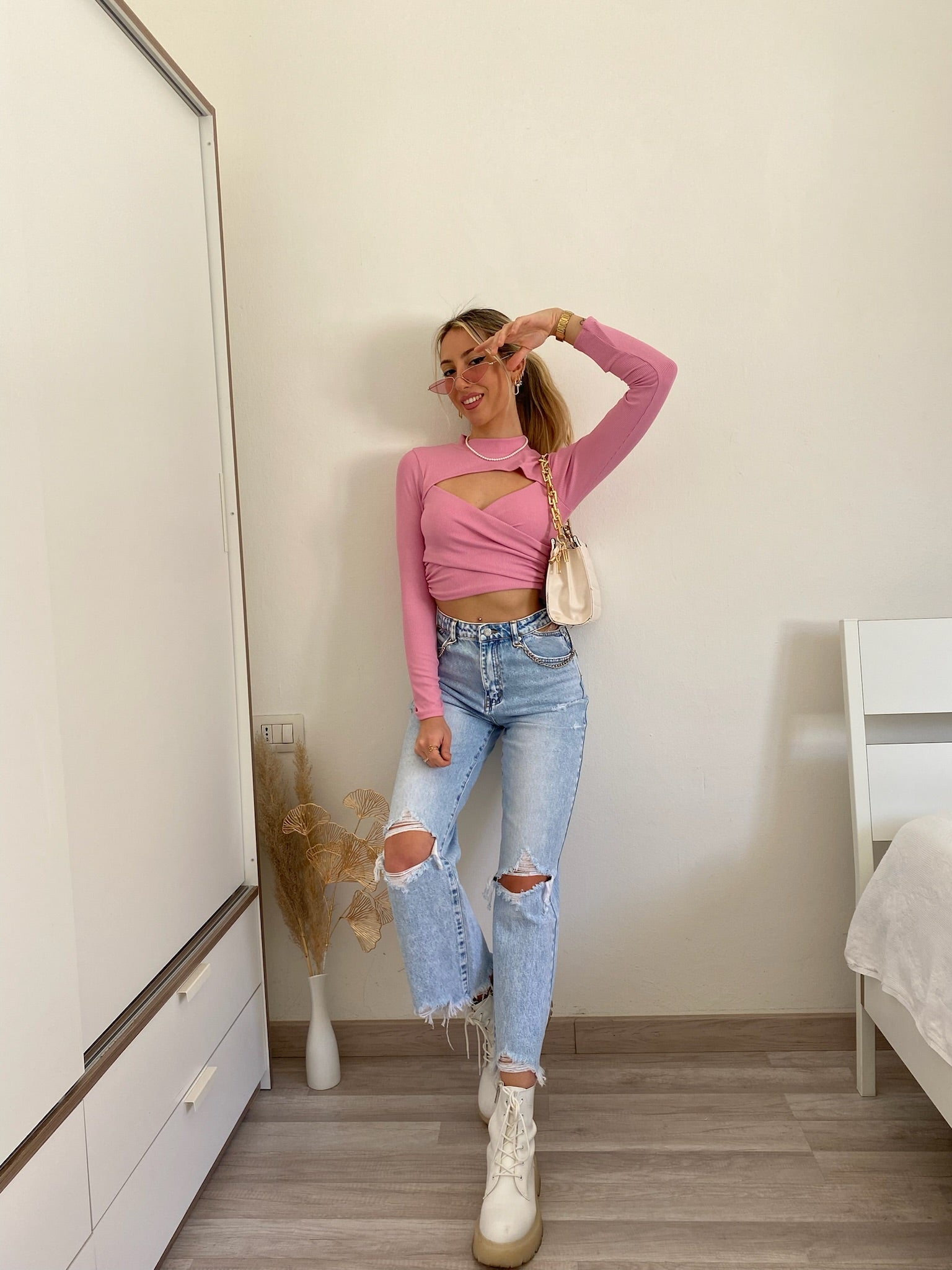 jeans con dettaglio aperture e catene