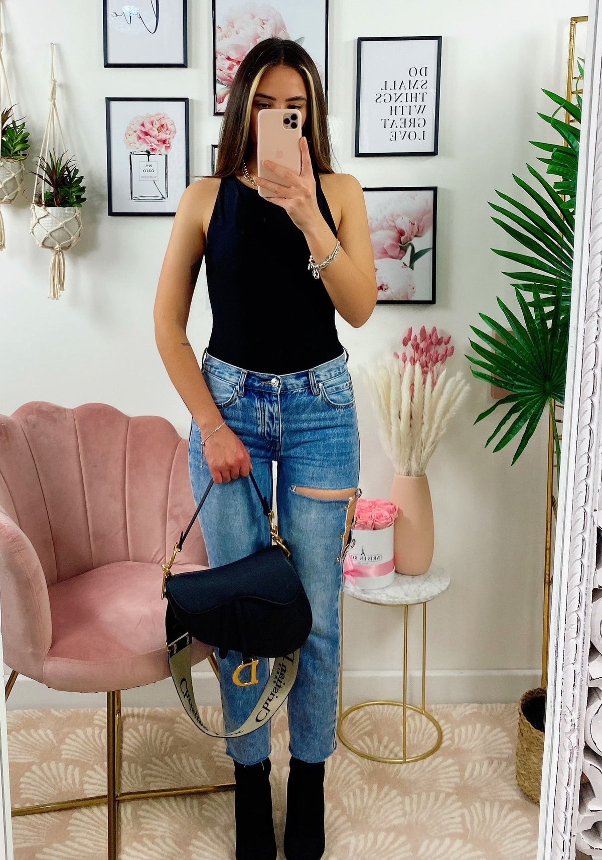 Jeans con spacco e spille