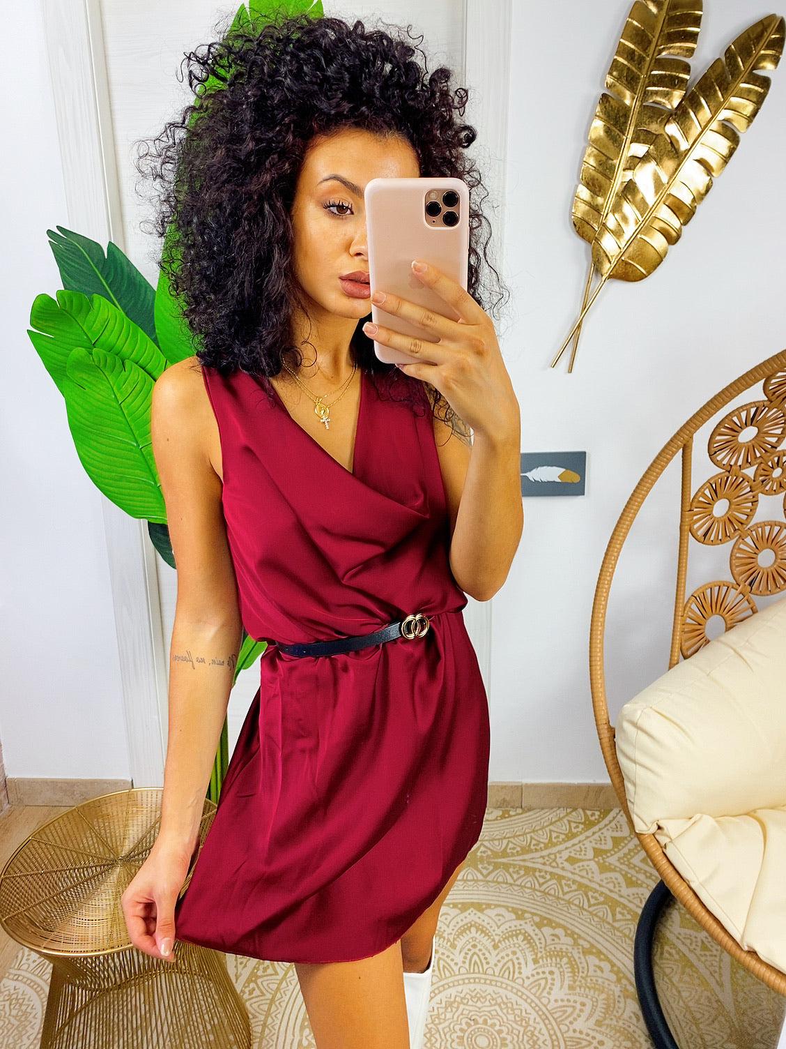 Abito corto bordeaux con cintura