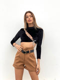 Top nero con stringhe