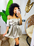 Abito con scollo a barchetta beige
