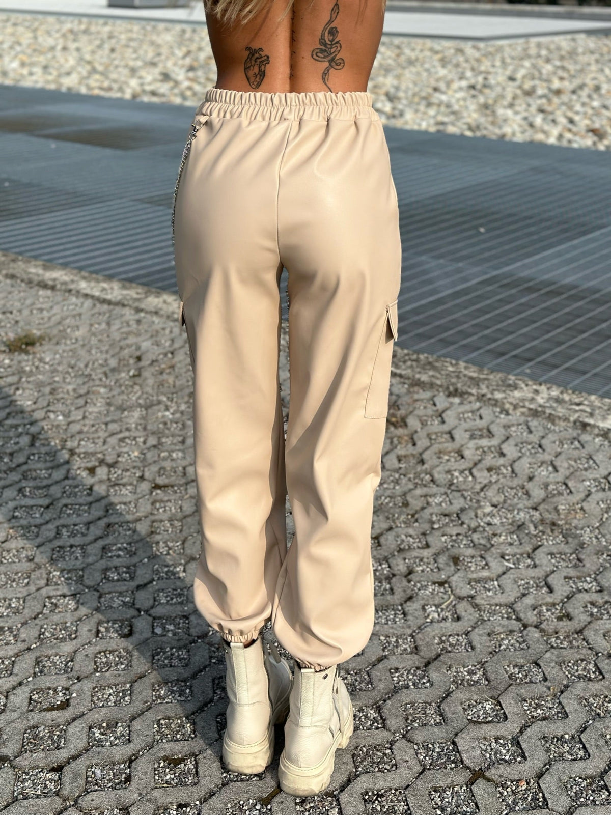 Pantalone in ecopelle con catenina beige
