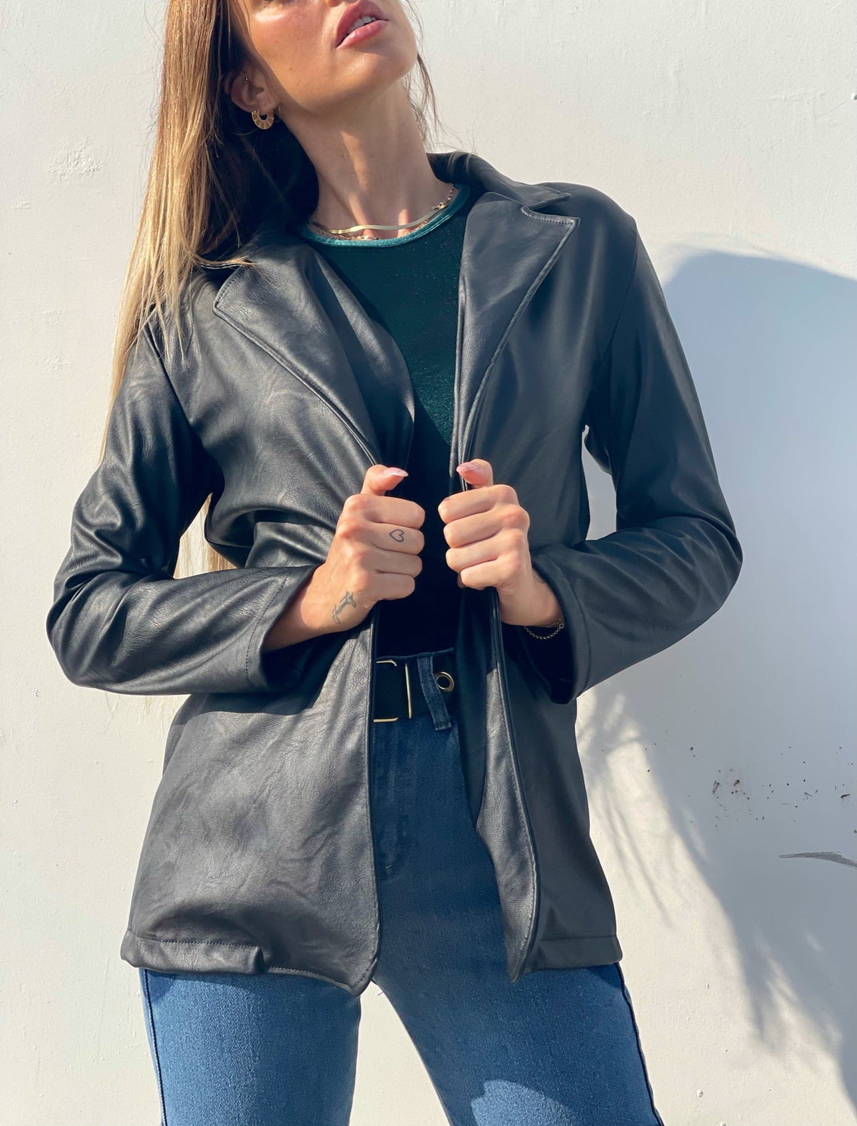 Giacca in eco-pelle con cintura