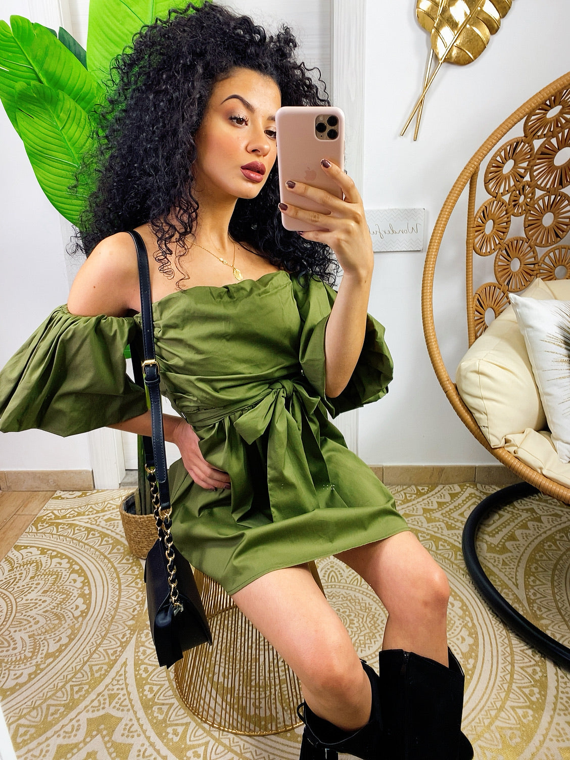 Abito con scollo a barchetta verde militare