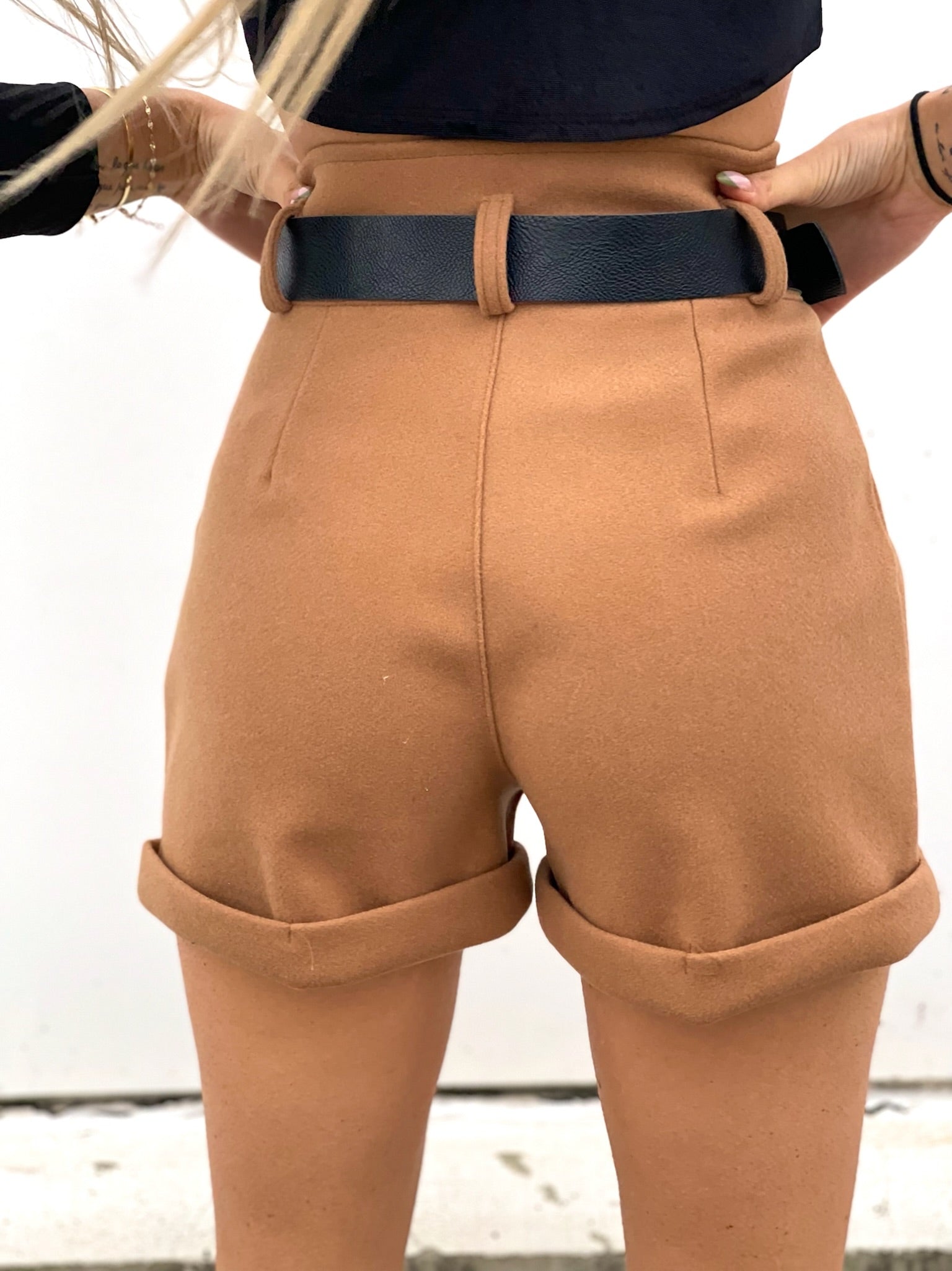 Short camel in panno con cintura
