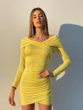 Abito giallo con scollo a barchetta
