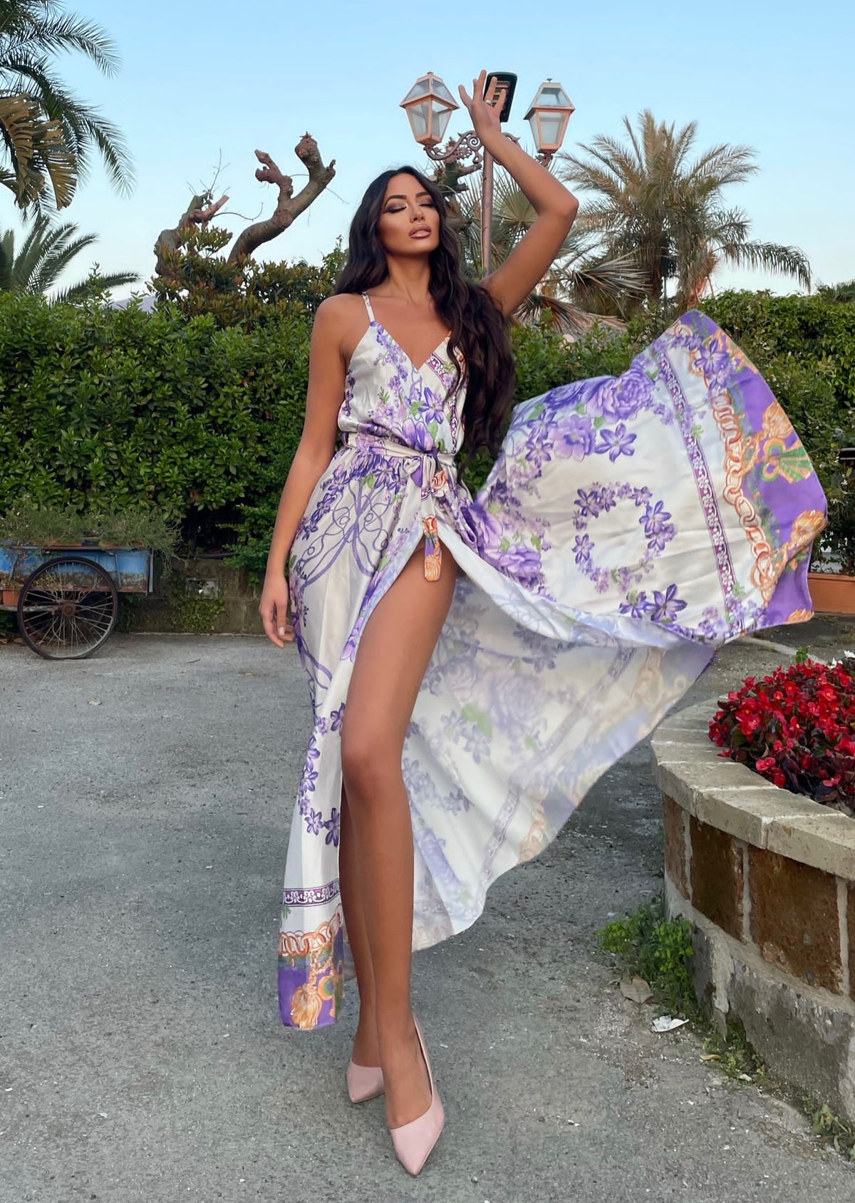 Abito con spacco fiori lilla