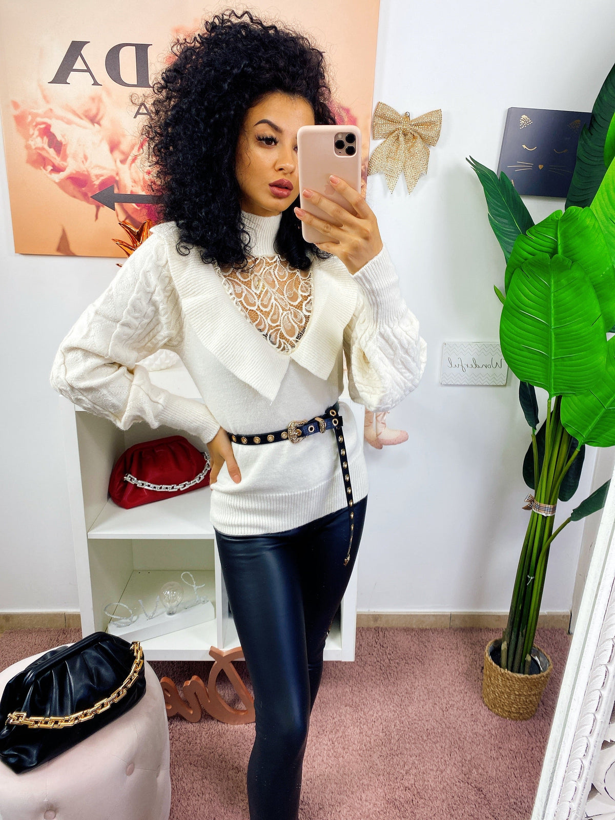 Maglioncino bianco con pizzo e scollo
