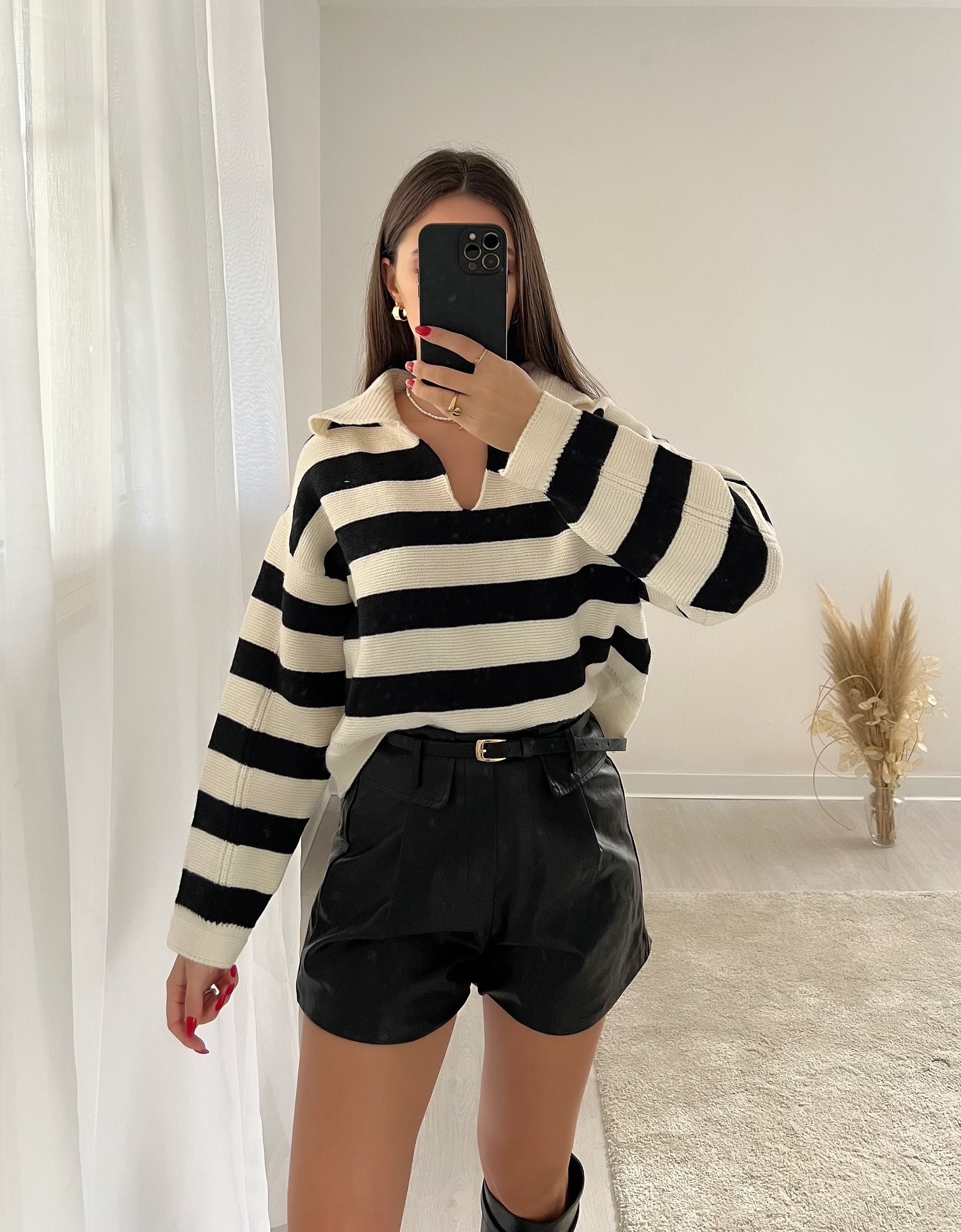 Short in ecopelle nero con cintura