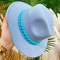 Cappello celeste con catena