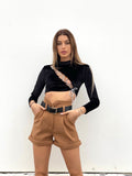 Top nero con stringhe