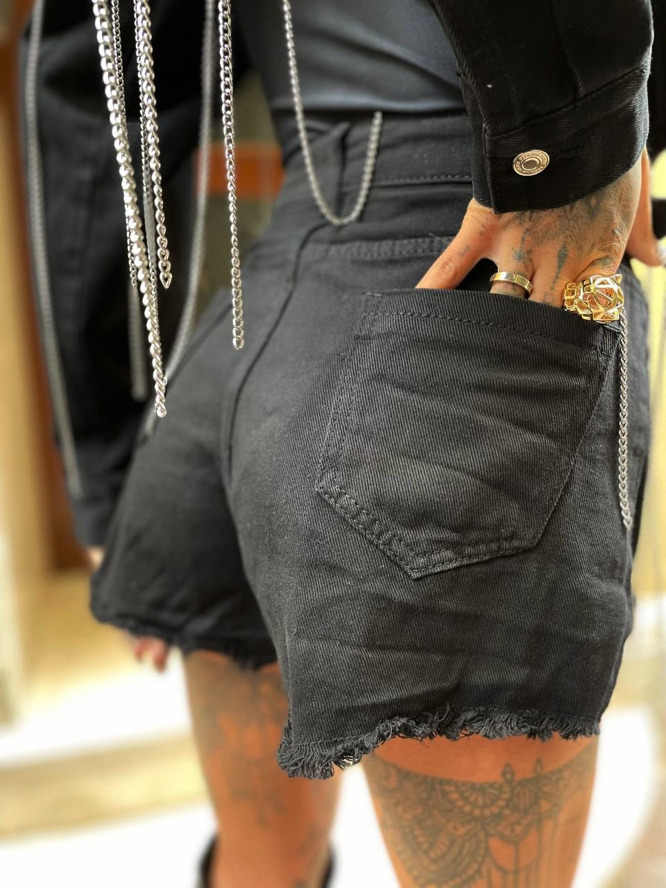 Short nero con catenine