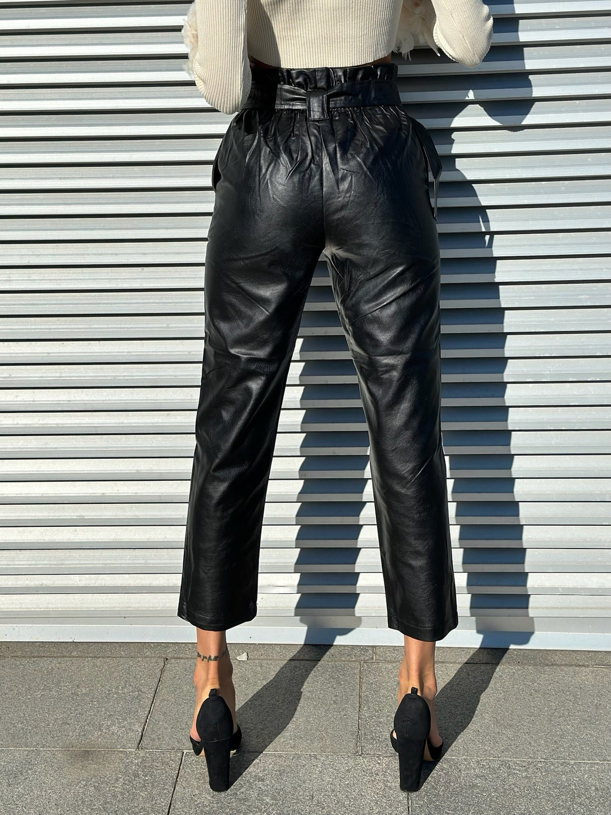 Pantalone in ecopelle con cintura