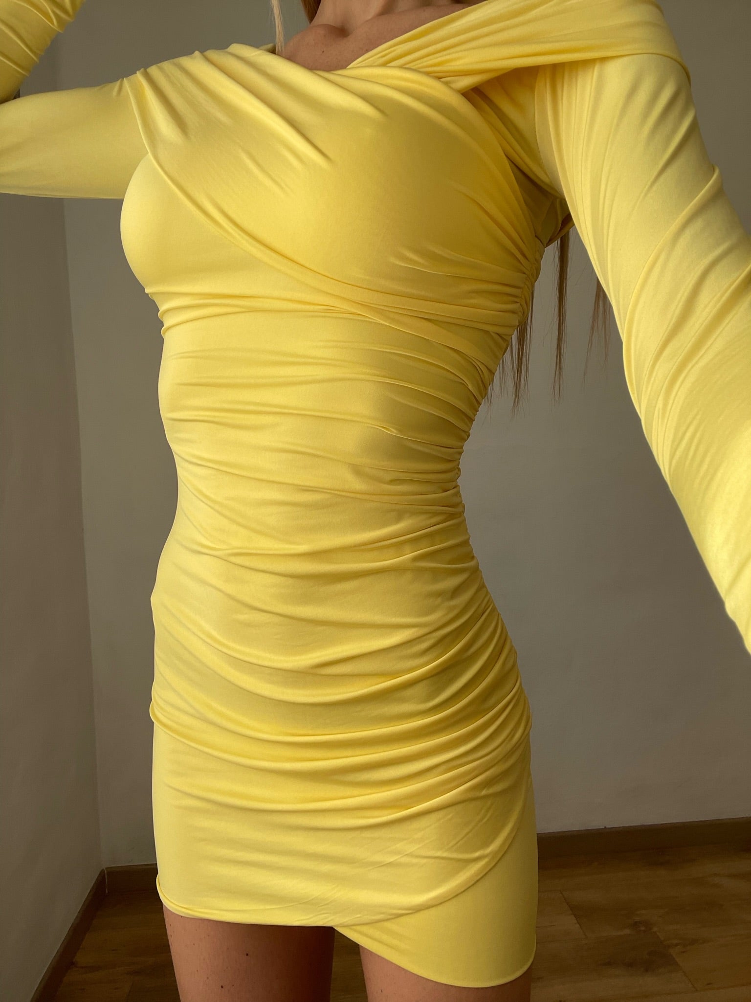 Abito giallo con scollo a barchetta