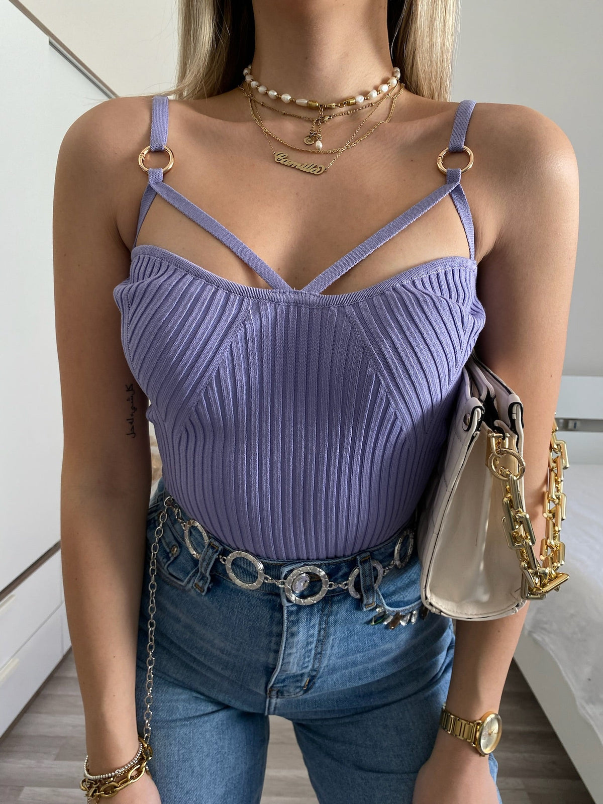 Top lilla con anelli oro