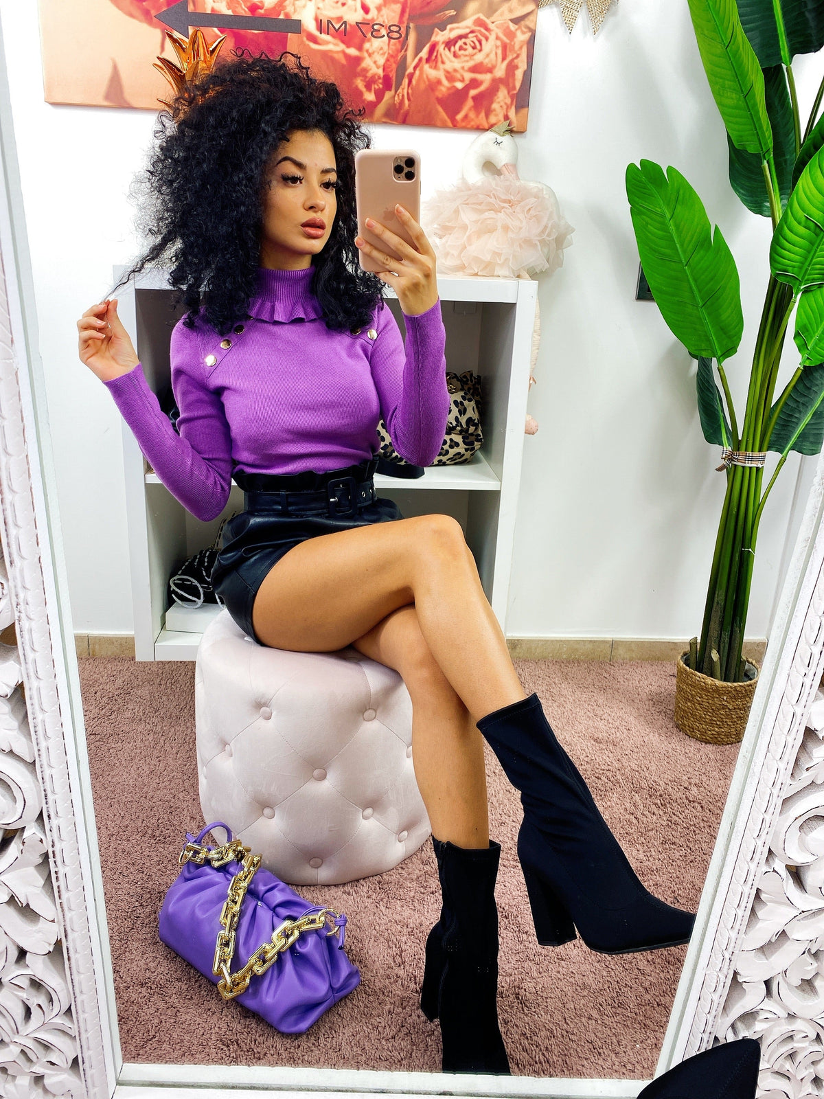 Maglia viola con bottoncini oro