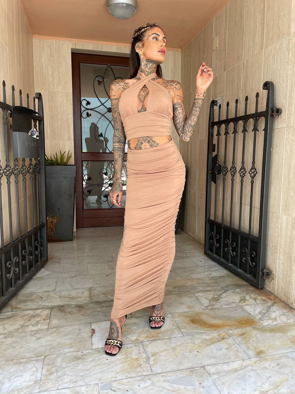 Completo top e gonna nude