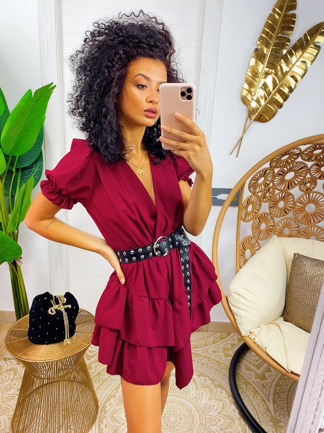Abito corto bordeaux con gonna asimmetrica