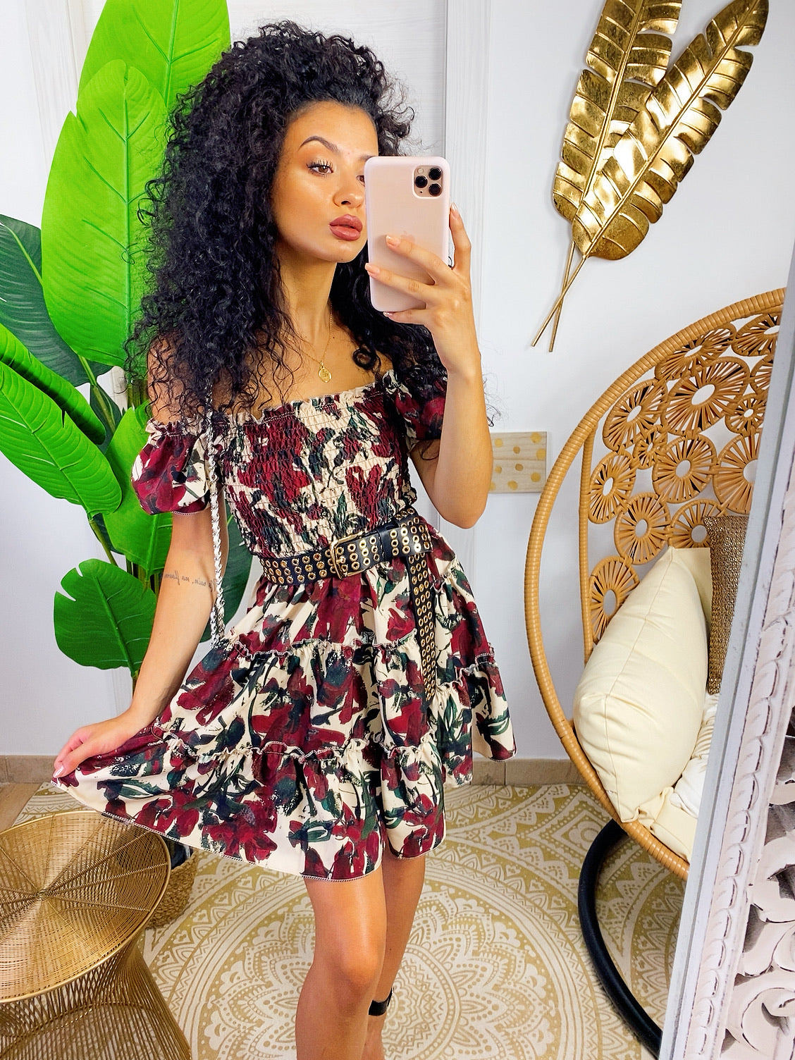 Abito a fiori bordeaux con scollo a barchetta