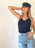 Cappello in eco pelle con fibbia