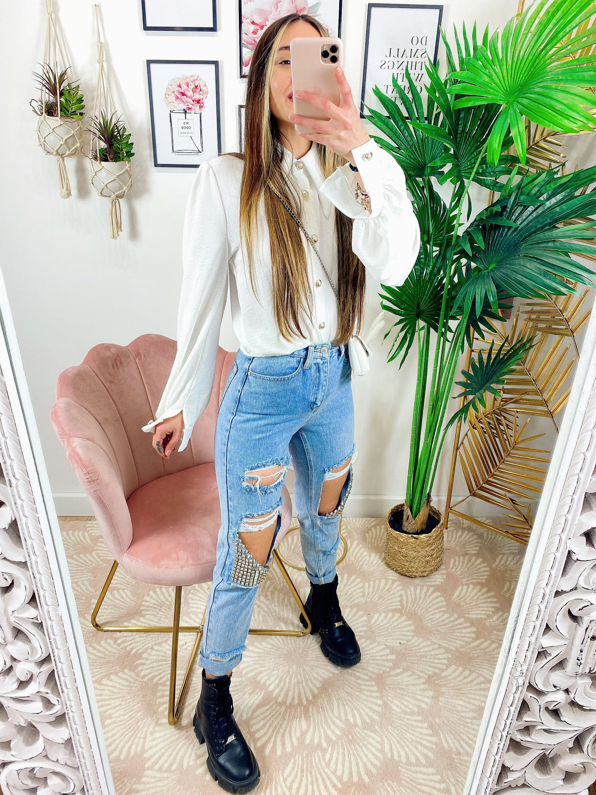 Camicia bianca con bottoni gold e borsetta