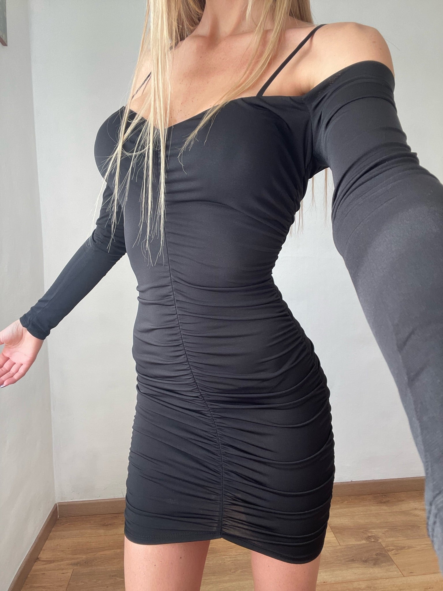 Abito con arricciatura e maniche lunghe nero