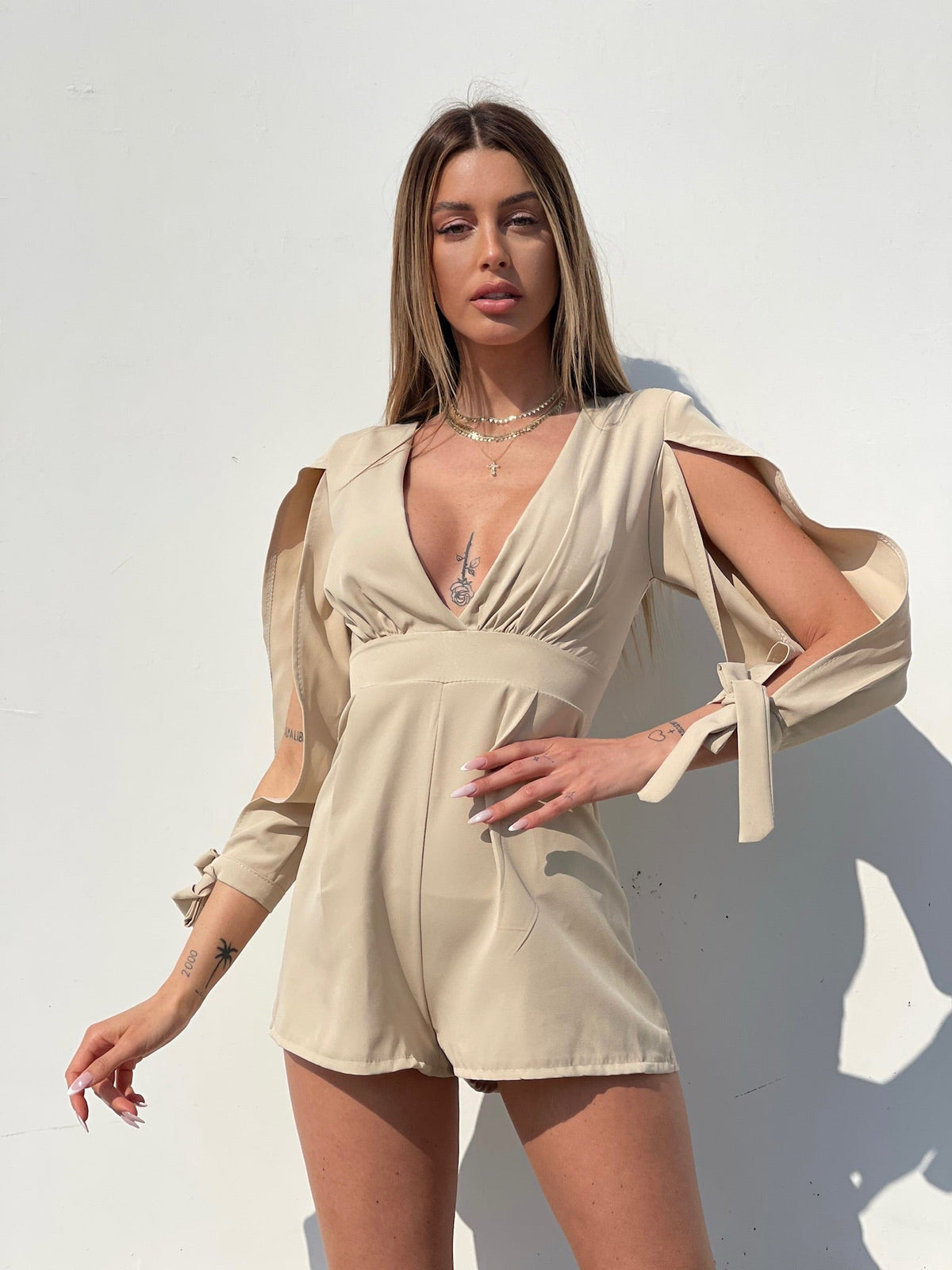 Tutina beige con fiocchetti