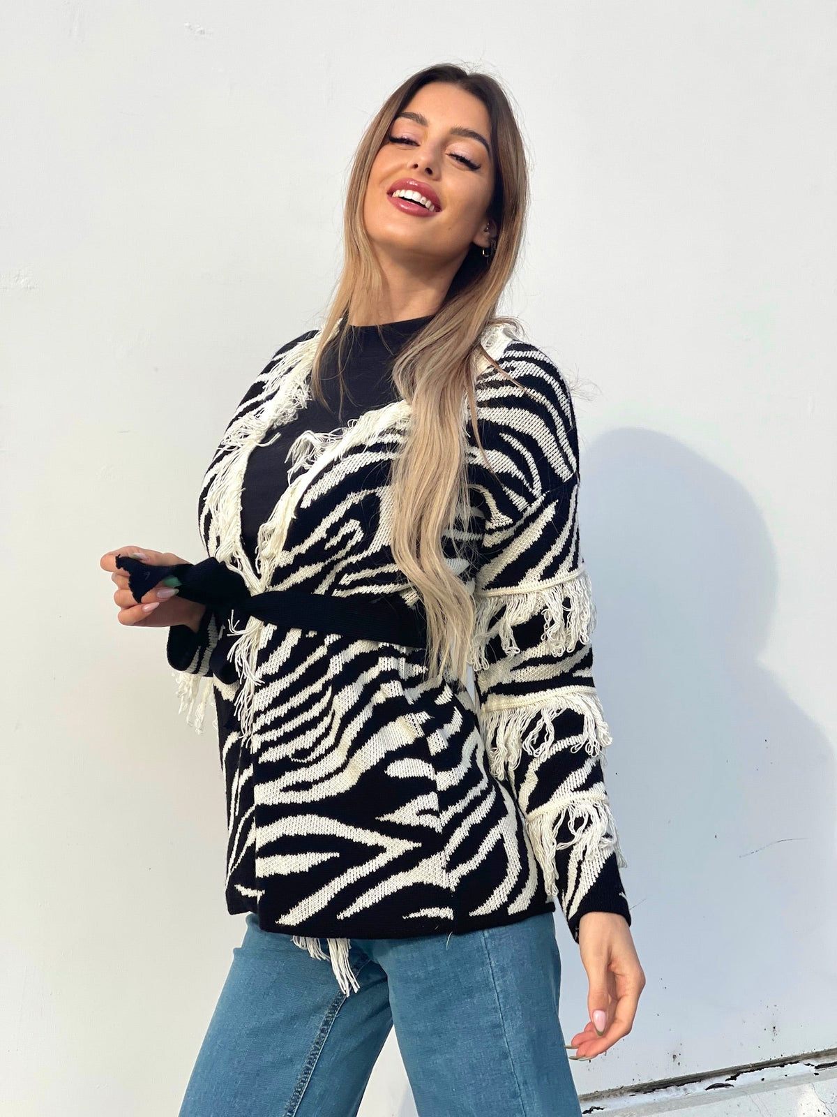Cardigan zebrato nero con frange e cinta
