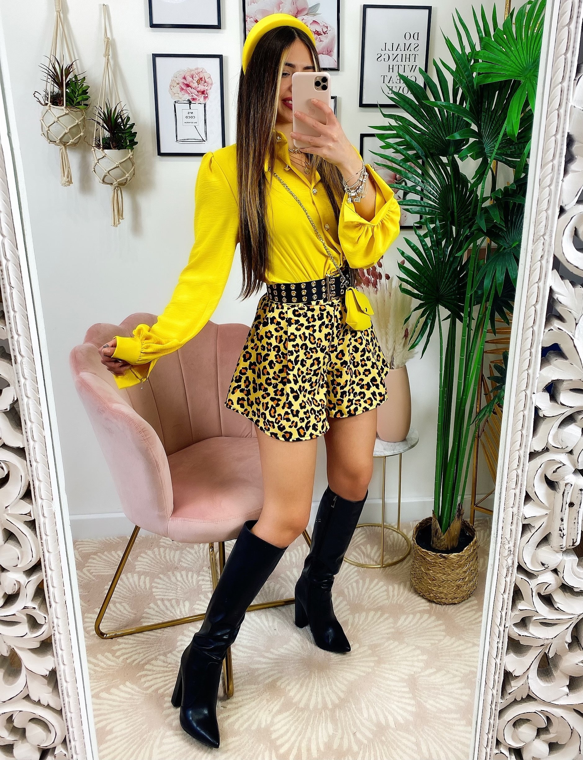 Camicia gialla con bottoni gold e borsetta