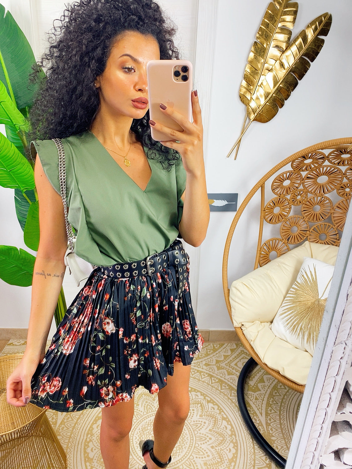 Short a pieghine con fiori piccoli rossi