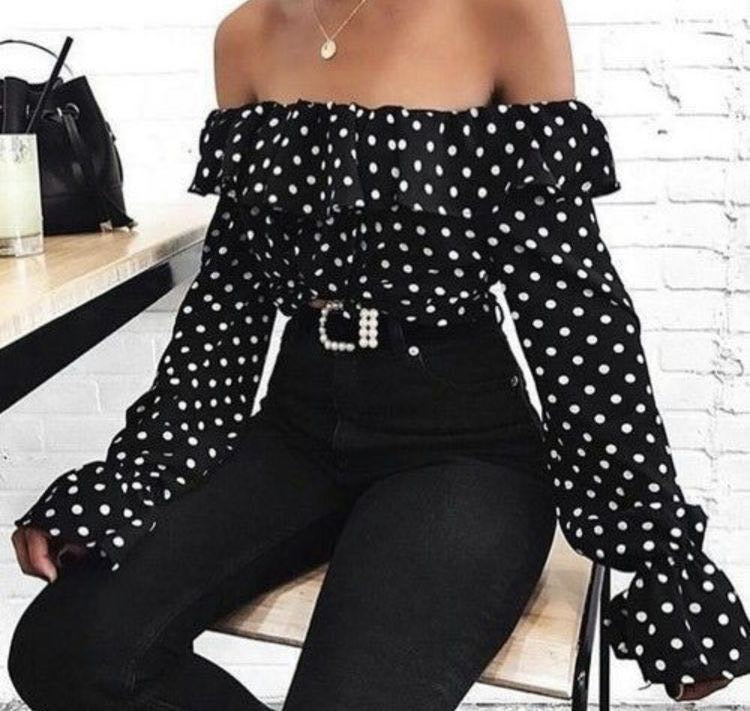 Camicetta con scollo a barchetta a pois